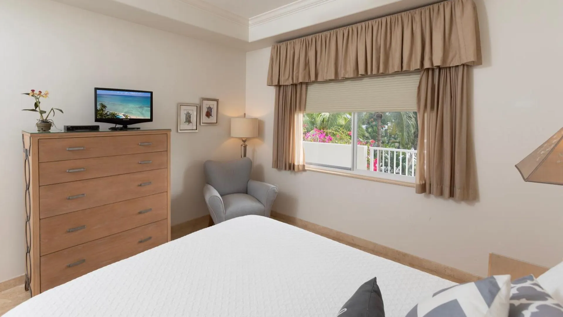 Apartment South Bay Beach Club 14 - 4 Bedroom 4 Bathroom Unit George Town